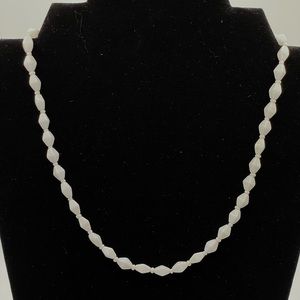 N214 Milkglass necklace